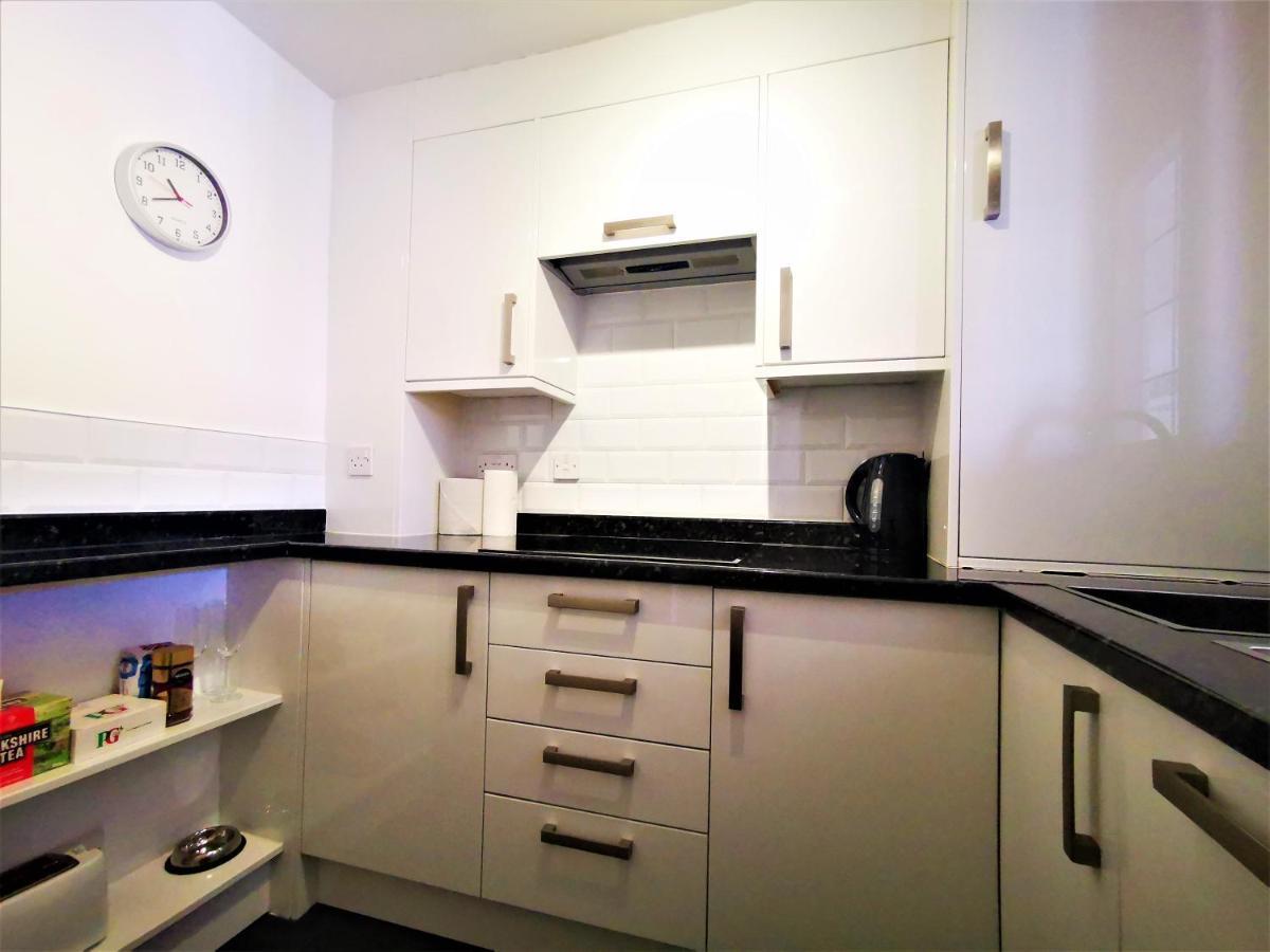 Marina Living With Parking, Balcony, Quiet And Secure Apartment Brighton Exterior photo