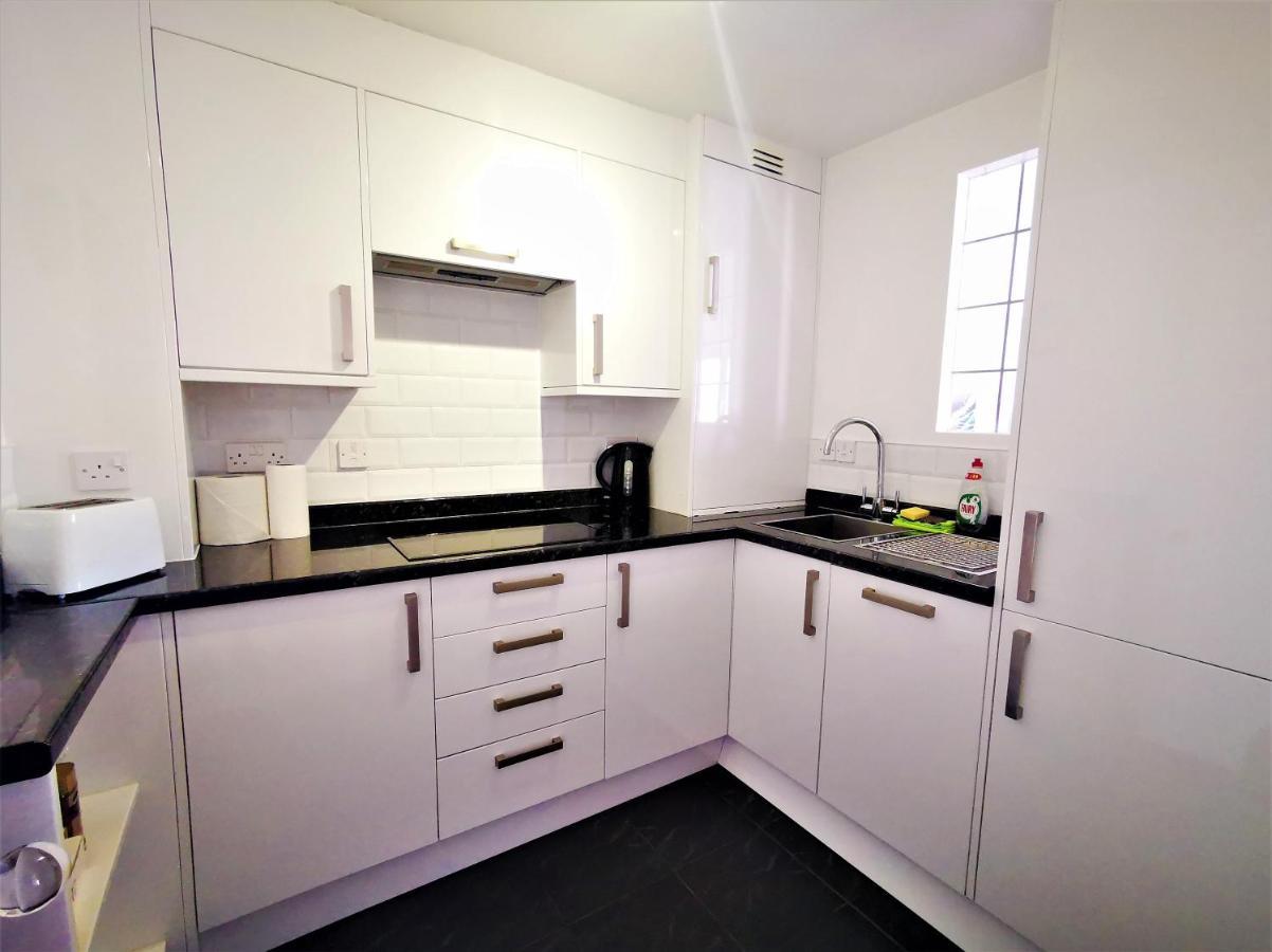 Marina Living With Parking, Balcony, Quiet And Secure Apartment Brighton Exterior photo
