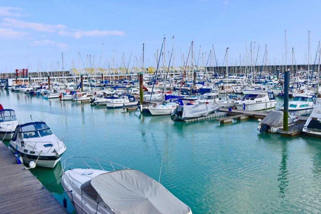 Marina Living With Parking, Balcony, Quiet And Secure Apartment Brighton Exterior photo