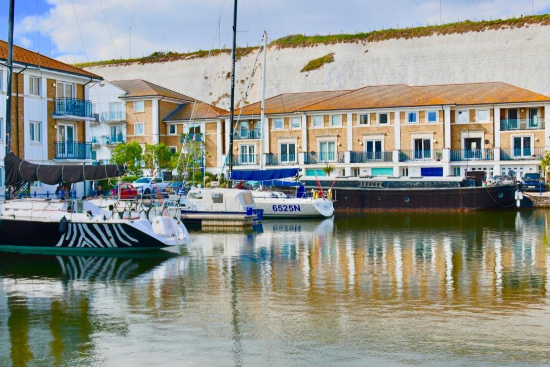 Marina Living With Parking, Balcony, Quiet And Secure Apartment Brighton Exterior photo